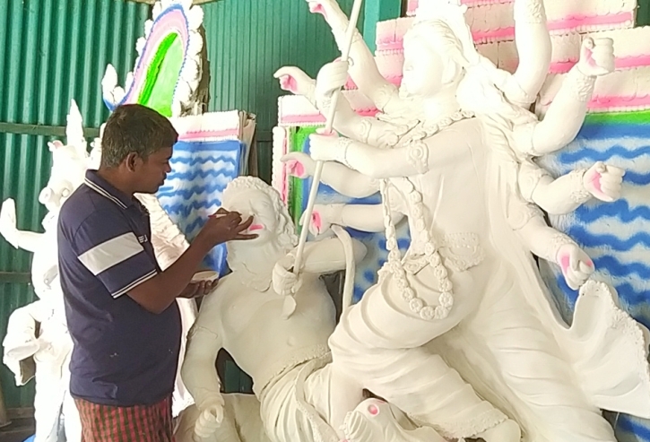 ঘোড়ায় চড়ে মর্ত্যে দেবী দুর্গা: সারিয়াকান্দিতে নির্ঘুম রাত কাটাচ্ছেন মৃৎশিল্পীরা